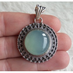 Zilveren hanger ronde aqua Chalcedoon in bewerkte setting
