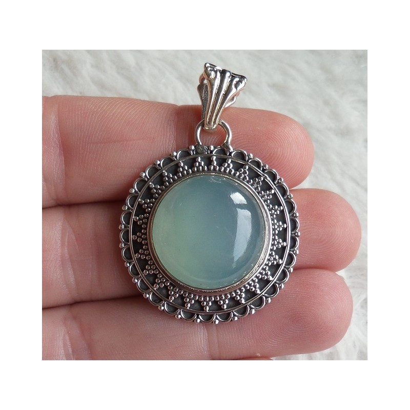 Zilveren hanger ronde aqua Chalcedoon in bewerkte setting
