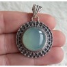 Zilveren hanger ronde aqua Chalcedoon in bewerkte setting