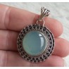 Zilveren hanger ronde aqua Chalcedoon in bewerkte setting
