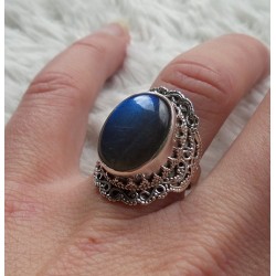 Zilveren ring met Labradoriet gezet in bewerkte setting17.3 mm