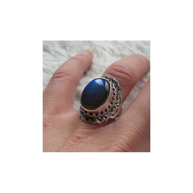 Zilveren ring met Labradoriet gezet in bewerkte setting17.3 mm