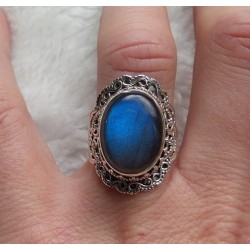 Zilveren ring met Labradoriet gezet in bewerkte setting17.3 mm