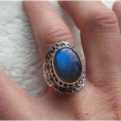 Zilveren ring met Labradoriet gezet in bewerkte setting17.3 mm