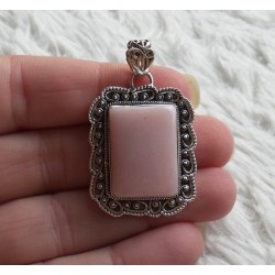 Zilveren hanger met roze Opaal gezet in bewerkte setting