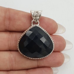 Zilveren hanger facet Onyx gezet in bewerkte setting