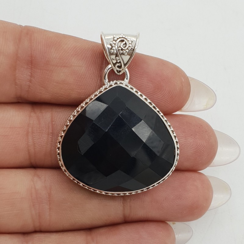 Zilveren hanger facet Onyx gezet in bewerkte setting