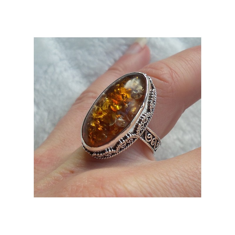Zilveren ring met ovale Amber gezet in bewerkte setting 17.3 mm