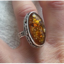 Zilveren ring met ovale Amber gezet in bewerkte setting 17.3 mm