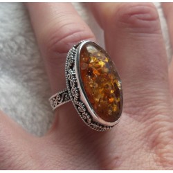 Zilveren ring met ovale Amber gezet in bewerkte setting 17.3 mm
