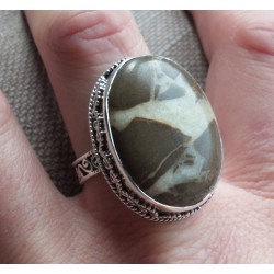 Zilveren ring met Septaria gezet in bewerkte setting 18.5 mm