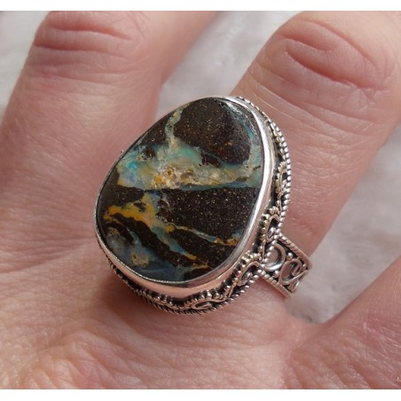 Zilveren ring met Boulder Opaal gezet in bewerkte setting 19 mm