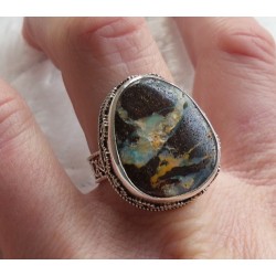 Zilveren ring met Boulder Opaal gezet in bewerkte setting 19 mm