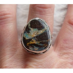 Zilveren ring met Boulder Opaal gezet in bewerkte setting 19 mm