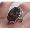 Zilveren ring met Boulder Opaal gezet in bewerkte setting 17.5 m