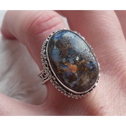 Zilveren ring met Boulder Opaal gezet in bewerkte setting 17.5 m