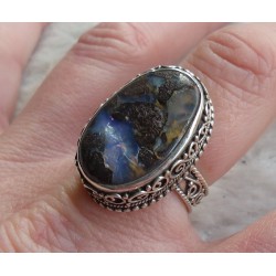 Zilveren ring met Boulder Opaal in bewerkte setting 18 mm.