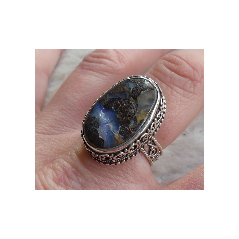 Zilveren ring met Boulder Opaal in bewerkte setting 18 mm.