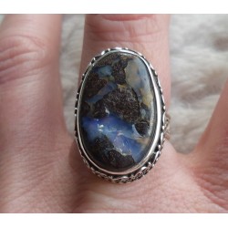 Zilveren ring met Boulder Opaal in bewerkte setting 18 mm.