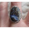 Zilveren ring met Boulder Opaal in bewerkte setting 18 mm.