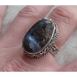 Zilveren ring met Boulder Opaal in bewerkte setting 18 mm.