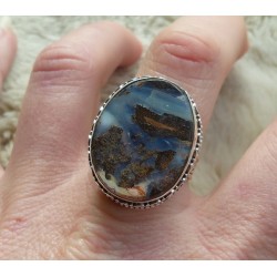 Zilveren ring met Boulder Opaal in bewerkte setting 18.5 m