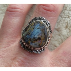Zilveren ring gezet met Boulder Opaal en bewerkte setting 19 mm