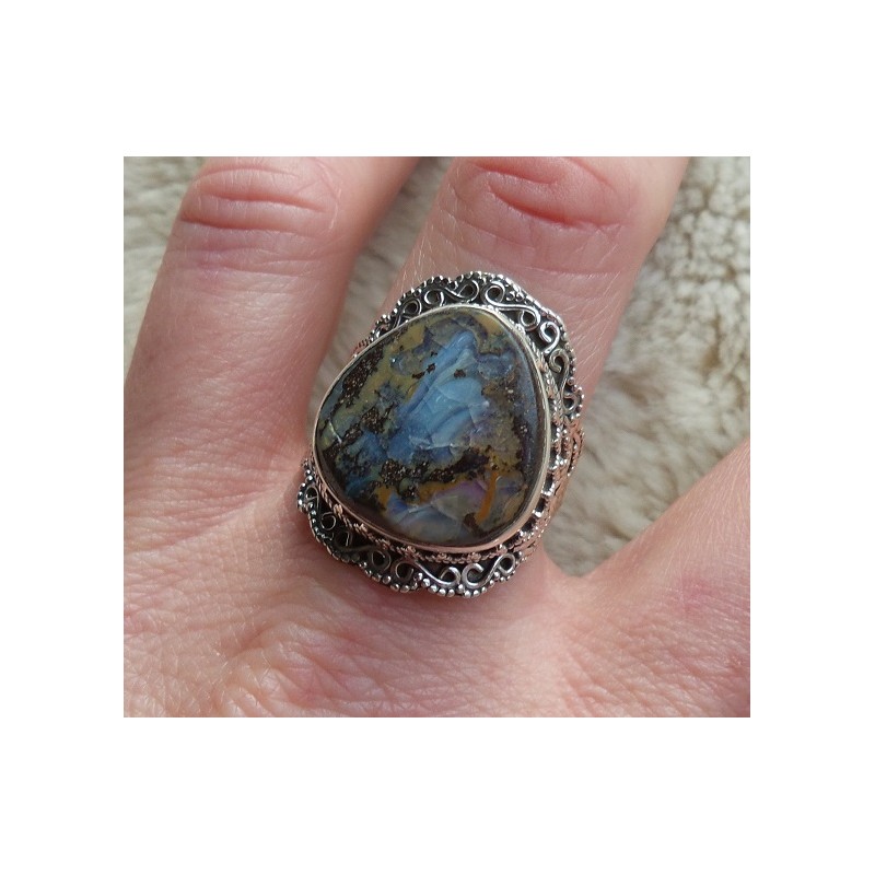 Zilveren ring gezet met Boulder Opaal en bewerkte setting 19 mm