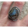 Zilveren ring gezet met Boulder Opaal en bewerkte setting 19 mm