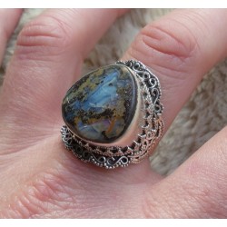 Zilveren ring gezet met Boulder Opaal en bewerkte setting 19 mm
