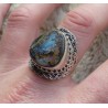 Zilveren ring gezet met Boulder Opaal en bewerkte setting 19 mm