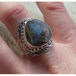 Zilveren ring gezet met Boulder Opaal en bewerkte setting 19 mm