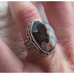 Zilveren ring met Boulder Opaal gezet in bewerkte setting 16.5 m