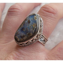 Zilveren ring met Boulder Opaal in bewerkte setting 19 mm