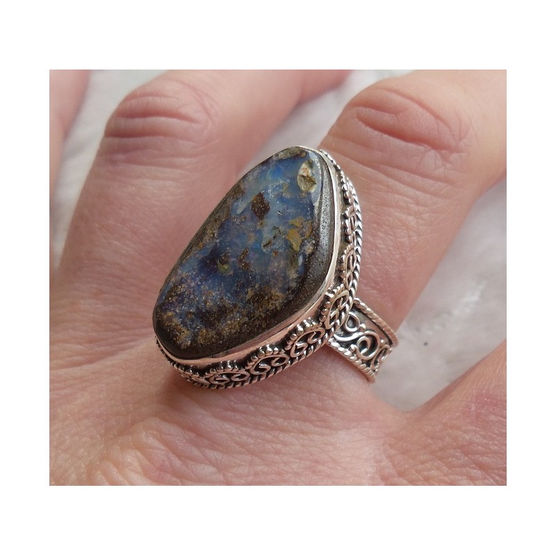 Zilveren ring met Boulder Opaal in bewerkte setting 19 mm