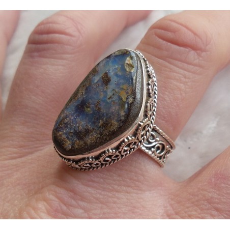 Zilveren ring met Boulder Opaal in bewerkte setting 19 mm