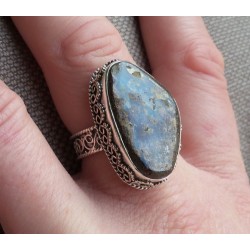 Zilveren ring met Boulder Opaal in bewerkte setting 19 mm