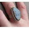 Zilveren ring met Boulder Opaal in bewerkte setting 19 mm