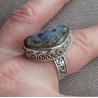 Zilveren ring met Boulder Opaal in bewerkte setting 19 mm