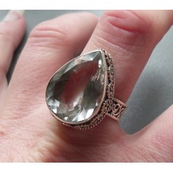 Zilveren ring druppelvorm wit Topaas in bewerkte setting 18.5 mm