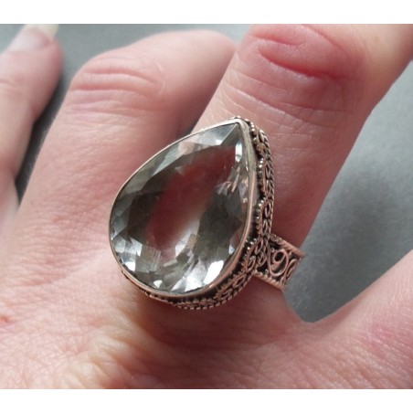 Zilveren ring druppelvorm wit Topaas in bewerkte setting 18.5 mm