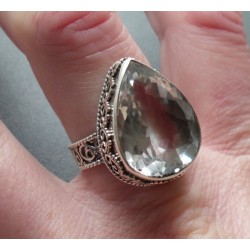 Zilveren ring druppelvorm wit Topaas in bewerkte setting 18.5 mm