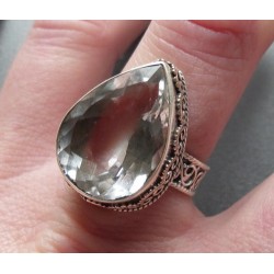 Zilveren ring druppelvorm wit Topaas in bewerkte setting 18.5 mm