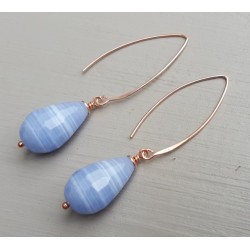 Rosé vergulde oorbellen met blauw Lace Agaat briolet
