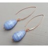 Rosé vergulde oorbellen met blauw Lace Agaat briolet