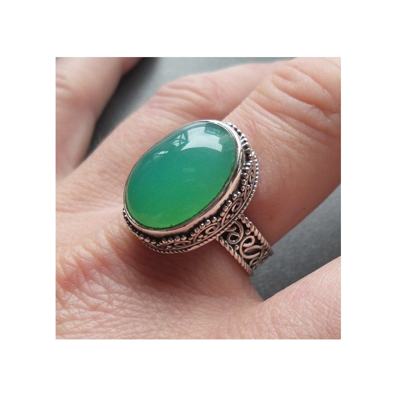 Zilveren ring met Chrysopraas gezet in bewerkte setting 18 mm