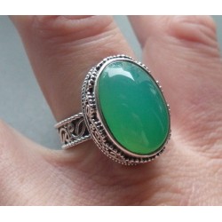 Zilveren ring met Chrysopraas gezet in bewerkte setting 18 mm