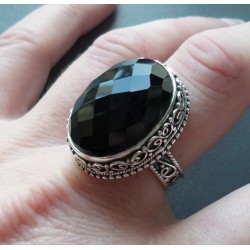 Zilveren ring met facet zwarte Onyx in bewerkte setting 18.5 mm