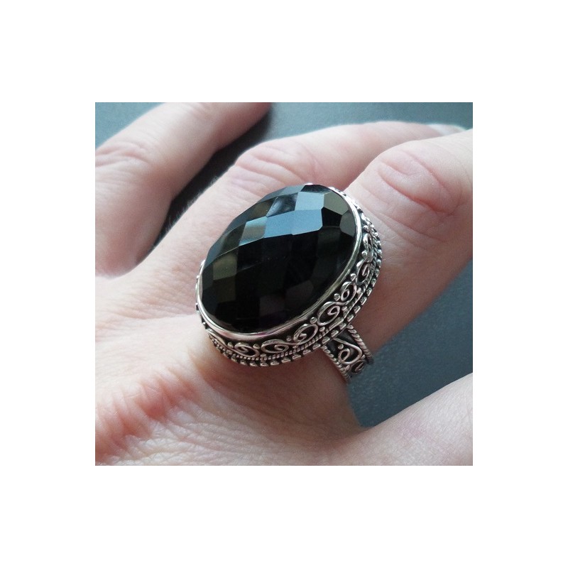 Zilveren ring met facet zwarte Onyx in bewerkte setting 18.5 mm