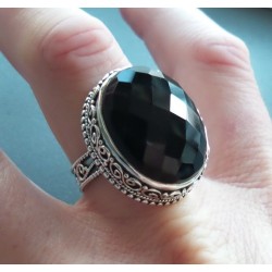 Zilveren ring met facet zwarte Onyx in bewerkte setting 18.5 mm